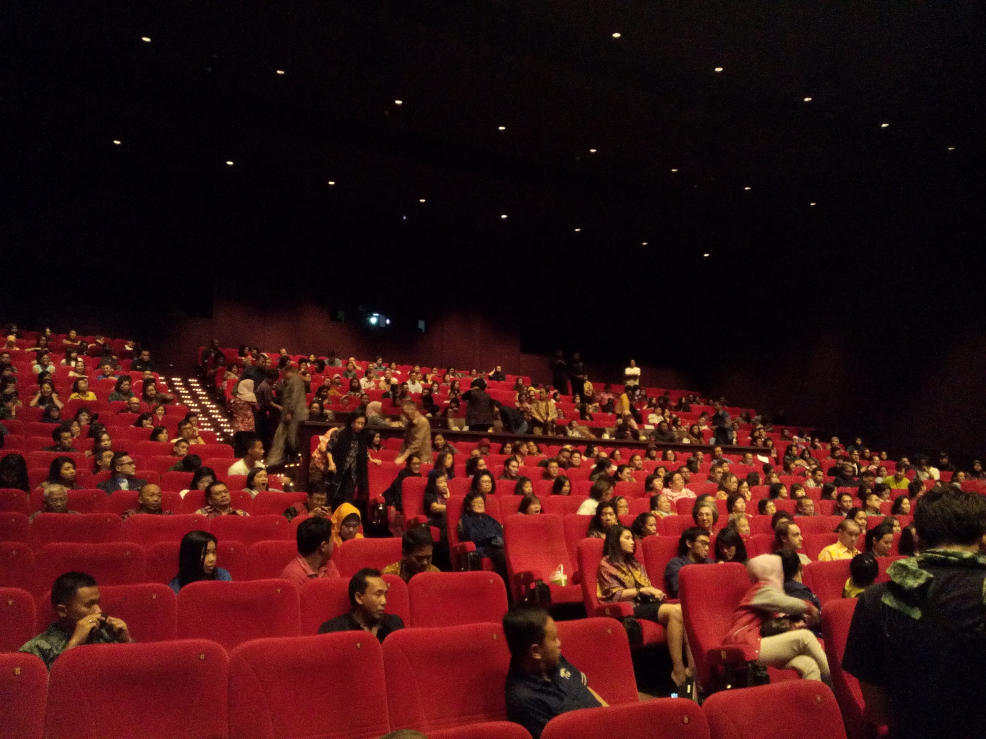 Para audience di Bioskop XXI Epicentrum.